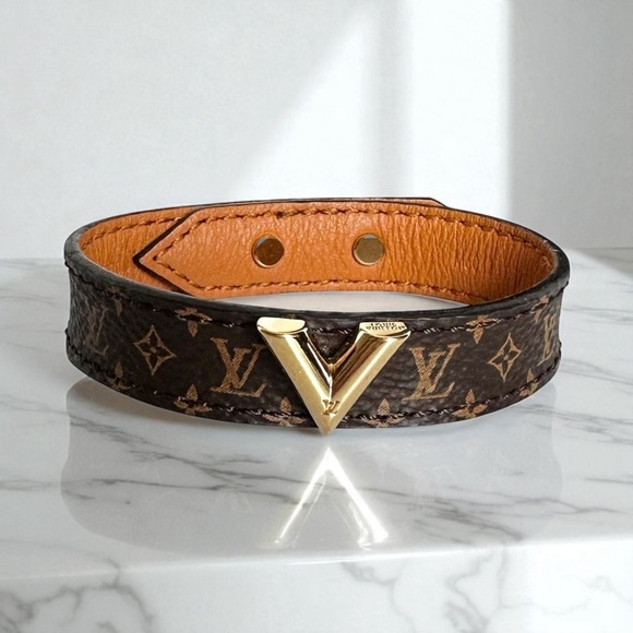 Louis Vuitton Essential V Micro Monogram & Gold Leather Bracelet Size 17 - Picture 1 of 12